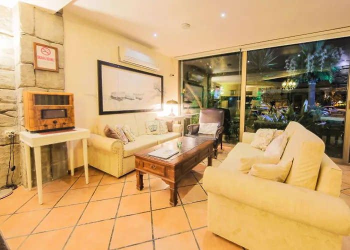 Flora فندق غومْبيت