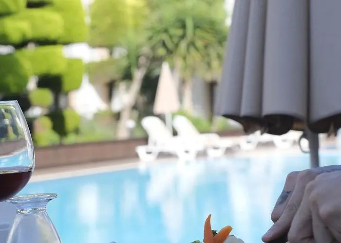 فندق Flora غومْبيت