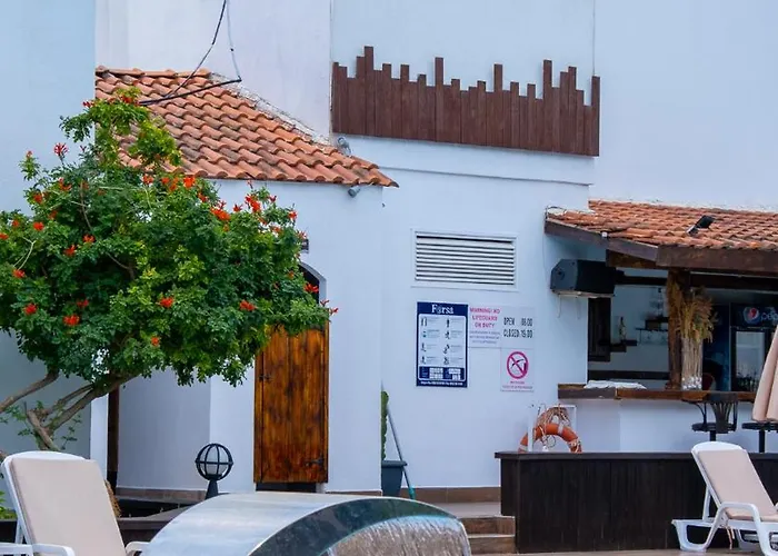 Flora فندق غومْبيت