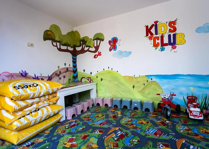 Flora فندق غومْبيت