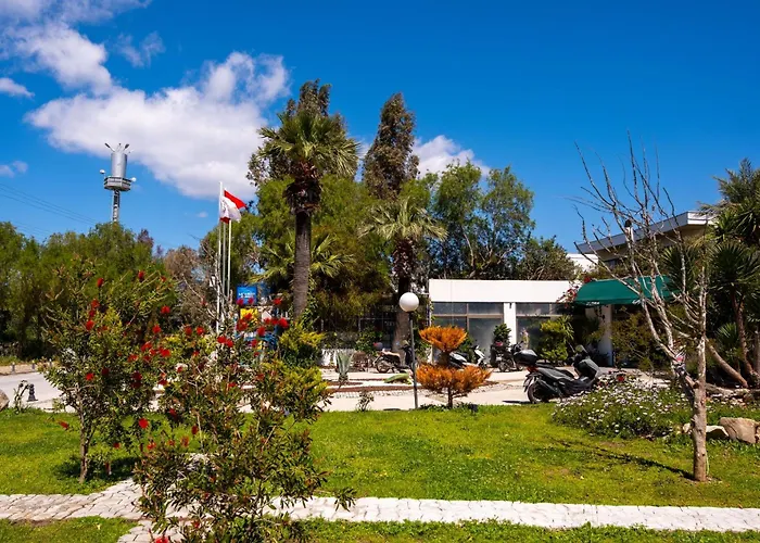 Flora فندق غومْبيت