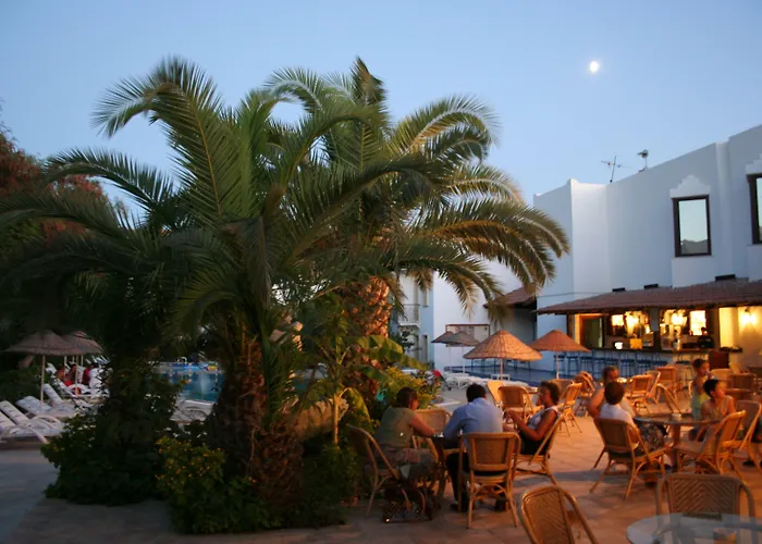 Flora فندق غومْبيت