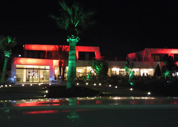 Flora فندق غومْبيت