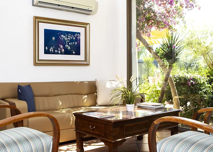 Flora فندق غومْبيت