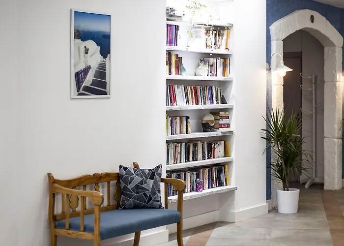 Flora فندق غومْبيت