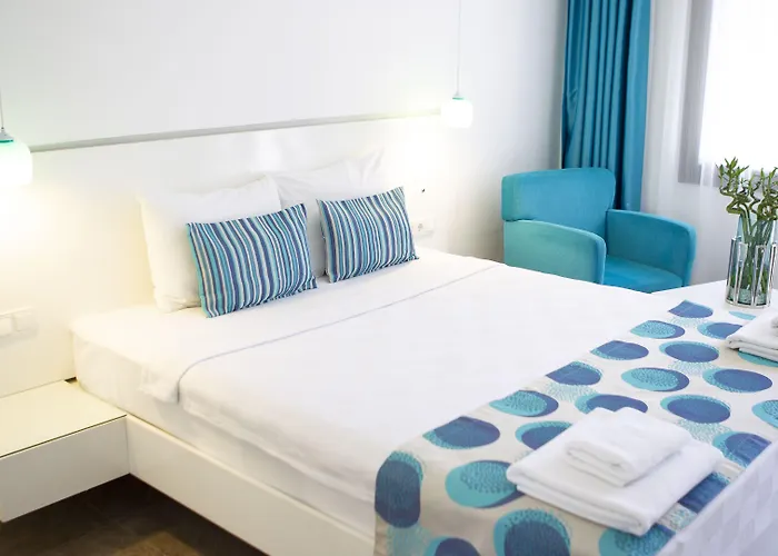 Flora فندق غومْبيت