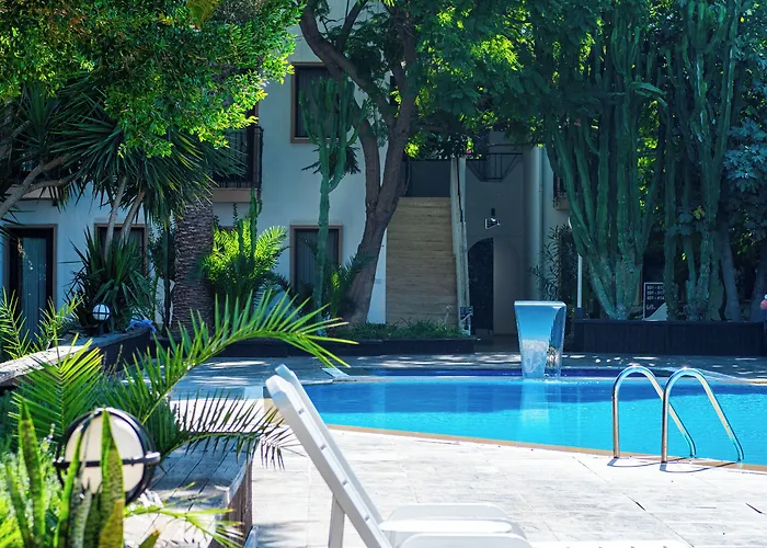 Flora 3* غومْبيت